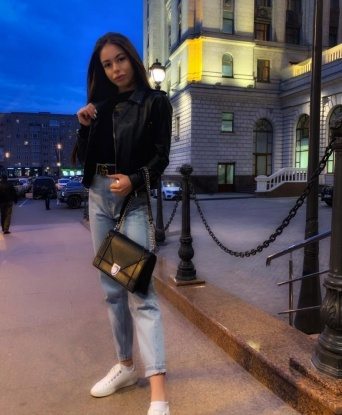 Позволь мне рассказать, какими услугами я могу тебя удивить. В моих нежных руках ты найдешь источник наслаждения и релаксации. Я предлагаю различные программы эротического массажа, чтобы ублажить тебя до состояния истинного блаженства. Мои возможности безграничны, ведь я исполню твои самые сокровенные фантазии. Мои фото говорят сами за себя - я сексуальная и привлекательная. Если ты ищешь незабываемое приключение, я приглашаю тебя в мир наслаждения и страсти. Мои клиенты неустанно оставляют положительные отзывы о моей работе. Доверься мне, и я подарю тебе незабываемые моменты и настоящую женскую чувственность. Не упускай возможность окунуться в мир наслаждения со мной. Жду тебя в Москве, чтобы сделать наше свидание по-настоящему горячим. Надюша